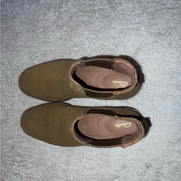 Clarks Men’s Chelsea Boots
Size 7 1/2 men’s
Side gusset and ankle loop - Picture 5 of 6